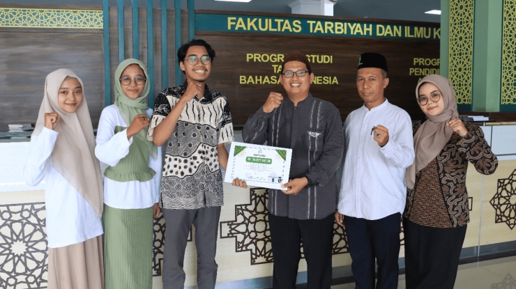 Calon Wisudawan-Wisudawati Fakultas Tarbiyah dan Ilmu Keguruan Serahkan Infak kepada Panitia Pembangunan Masjid Agung UIN Gusdur